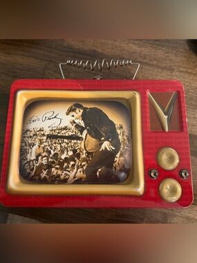 Elvis Presley Retro TV Lunch Box in Red and over sized coffee mug